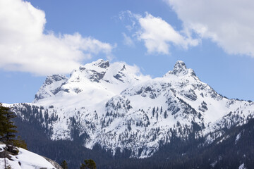 Obraz premium Sky Pilot Mountain covered in Snow. Canadian Landscape Nature Background. Squamish, BC, Canada.