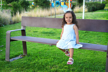 Niña pequeña chiquita bebe hermosa latina sonriente tierna amorosa jugando disfrutando y...