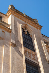 Ventanas ornamentadas del convento de San José en la ciudad de Badajoz. Convento de las Adoratrices.