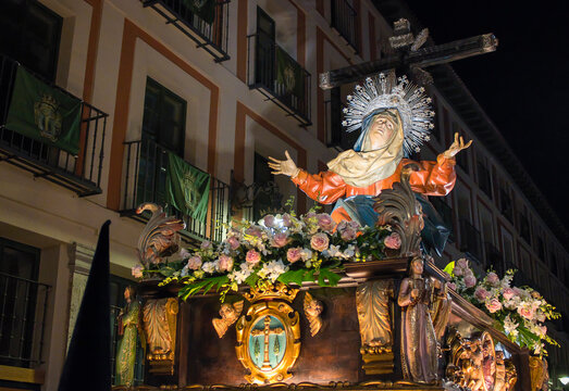 Talla en madera policromada de la virgen de los dolores en procesi&oacute;n durante la semana santa de Valladolid, Espa&ntilde;a