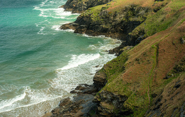 Küstenlandschaft Cornwall: Felsen und türkisfarbenes Meer, enger Ausschnitt