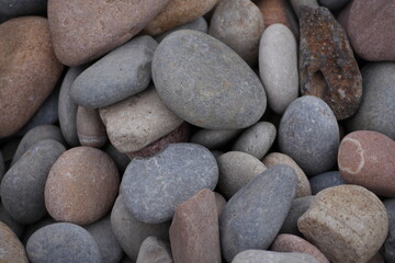 Fototapeta na wymiar Piedras redondeadas de la orilla de la playa
