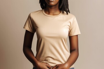 Obraz premium Black woman model wearing a plain beige short sleeved t-shirt, isolated on a blank background. Mock-up, torso only. Generative AI illustration.