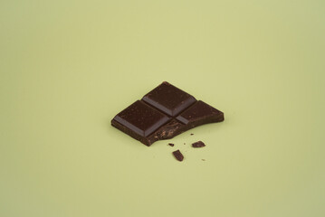 Carrés de chocolat noir sur fond uni