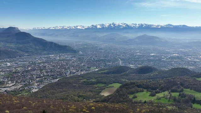 Agglomeration de Grenoble dans le massif des Alpes 