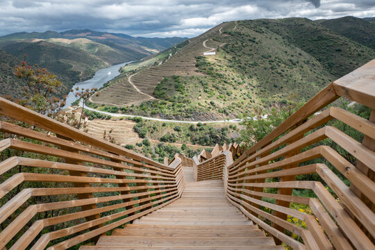 Passadi&ccedil;os do C&ocirc;a, estrutura em madeira com o cumprimento de 930 de extens&atilde;o e 890 degraus, com o rio Douro ao fundo em Foz C&ocirc;a, Portugal