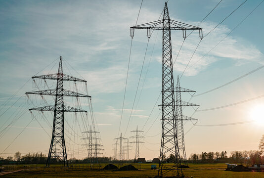 Versorgungssicherheit: Ausbau der Strommasten zur Energielieferung.