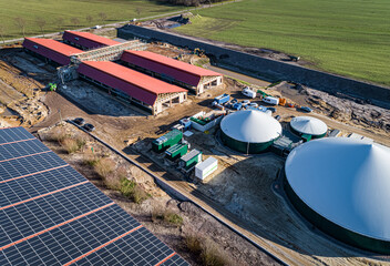 Luftaufnahme eines neuen Tierwohl - Schweinemaststalles mit einer Biogasanlage und...