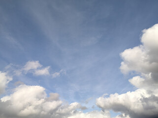Obraz premium Clouds move across the blue sky with some blurred clouds