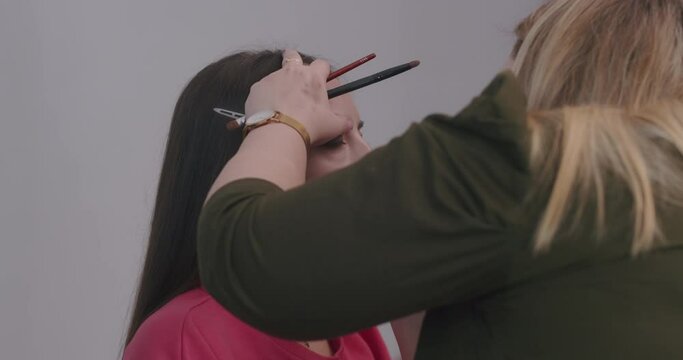 The beauty and fashion world comes alive in this behind-the-scenes video of a Vietnamese makeup artist applying makeup for a photo shoot.