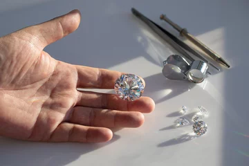 Foto op Plexiglas Antwerpen The process of appraisal of diamonds at the workplace of buyer during the action. High quality photo