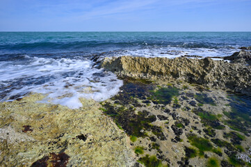 Battigia, onde sulla roccia