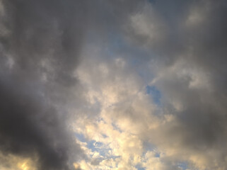 Fototapeta na wymiar The golden clouds fight against the black clouds