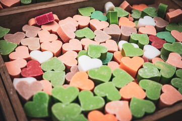 Urocze, kolorowe mydełka w kształcie serc, dodające uroku każdej łazience. Idealne na prezent dla bliskiej osoby.