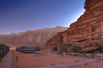 Wadi Rum w Jordanii. Namioty na pustyni przy formacjach skalnych. - obrazy, fototapety, plakaty