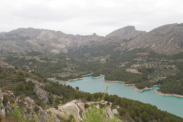 Fototapeta na wymiar Valle del Castell de Guadalest con su pantano, Alicante