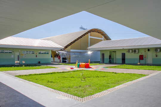 Escola Gabriela Mistral em Foz do Igua&ccedil;u, Brasii. Fronteria com Argetina e Paraguai.