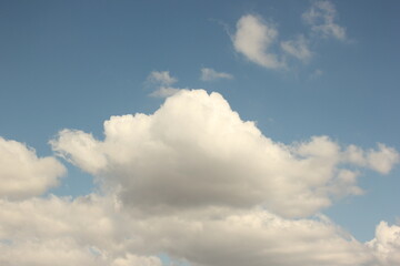 Una nube flotando en el cielo