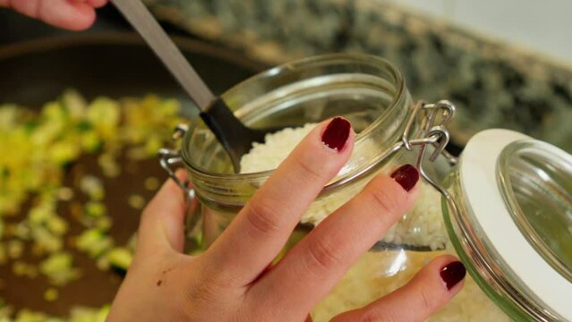 Prepara un aut&eacute;ntico risotto italiano con estos videos de stock. Aprende t&eacute;cnicas clave, explora variaciones como mariscos y verduras, y crea risottos cremosos y deliciosos.