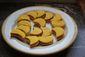 Bizcochitos con forma de medialuna y dulche de leche