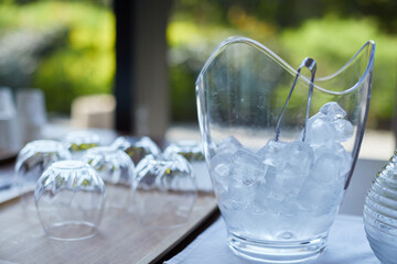 夏のホテルのレストランの朝食コーナーの氷とグラスの様子