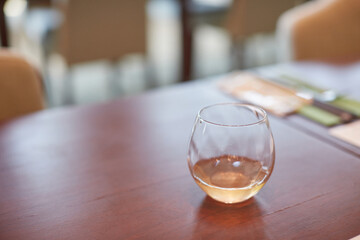 おしゃれなカフェのテーブルの上に置かれたお茶のグラス