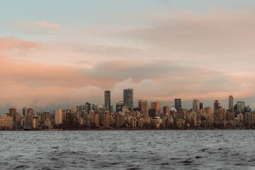 Obraz premium Downtown at Sunset with beautiful clouds