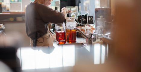 カフェの店で働く若い女性の姿