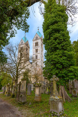 Katholische Kirche St. Peter in der niederbayerischen Stadt Straubing mit Friedhof