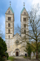 Fototapeta na wymiar Katholische Kirche St. Peter in der niederbayerischen Stadt Straubing mit Friedhof
