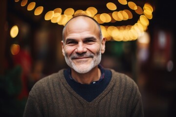 Obraz premium Portrait of a smiling senior man in a cafe at Christmas time