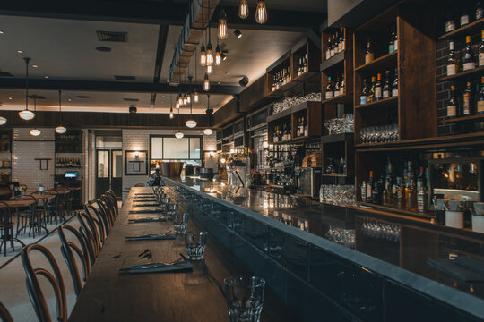 Barra de un bar de vinos