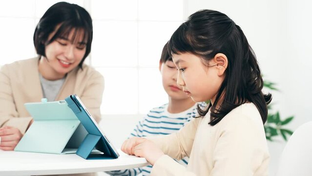 タブレットで勉強する子供たちと教える女性