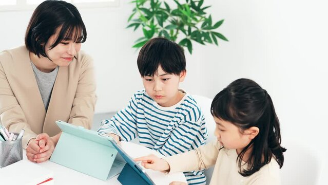 タブレットで勉強する子供たちと教える女性