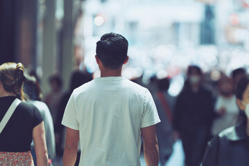 大阪の街を歩く人々