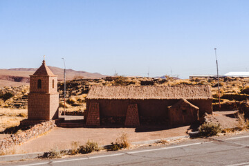 San Pedro de Atacama es una ciudad ubicada en una alta meseta árida en la Cordillera de los Andes del noreste chileno. Su espectacular paisaje circundante incluye desierto, salares, volcanes, géiseres