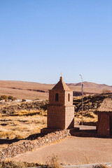 San Pedro de Atacama es una ciudad ubicada en una alta meseta árida en la Cordillera de los Andes del noreste chileno. Su espectacular paisaje circundante incluye desierto, salares, volcanes, géiseres