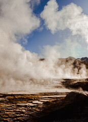 Paisajes de San Pedro de atacama, caracterizado por colores tierra propios del desierto, cultura indígena, diversidad de accidentes geográficos, turismo.
