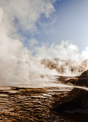 Paisajes de San Pedro de atacama, caracterizado por colores tierra propios del desierto, cultura indígena, diversidad de accidentes geográficos, turismo.
