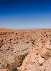 Paisajes de San Pedro de atacama, caracterizado por colores tierra propios del desierto, cultura indígena, diversidad de accidentes geográficos, turismo.