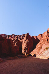 Paisajes de San Pedro de atacama, caracterizado por colores tierra propios del desierto, cultura indígena, diversidad de accidentes geográficos, turismo.