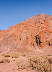 Paisajes de San Pedro de atacama, caracterizado por colores tierra propios del desierto, cultura indígena, diversidad de accidentes geográficos, turismo.