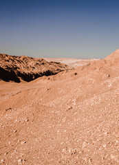 Paisajes de San Pedro de atacama, caracterizado por colores tierra propios del desierto, cultura indígena, diversidad de accidentes geográficos, turismo.