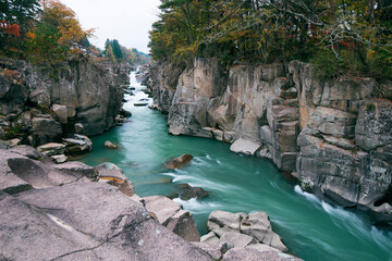 紅葉の厳美渓渓谷