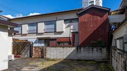 Obraz premium 古いアパート