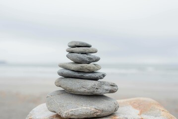 Fototapeta na wymiar stack of stones on the beach for relaxation, and meditation 