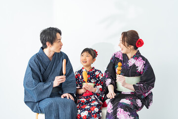 浴衣を着た日本人親子