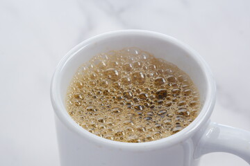 淹れたてのコーヒーが入ったマグカップ