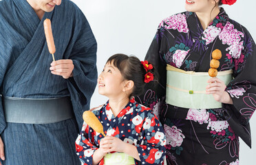 浴衣を着た日本人親子