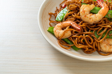 stir-fried yakisoba noodles with green peas and shrimps